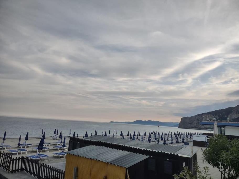 Silver Sands Finale Ligure - Traditional Apartment - 4 Beds & Terrace By The Beach Экстерьер фото